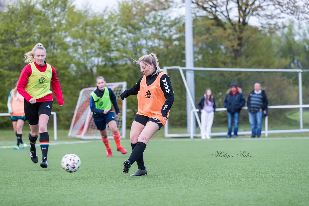 Bild 294 - Co-Trainerin der Frauen Nationalmannschaft Britta Carlson in Wahlstedt